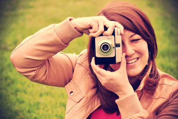 Giovane donna scattare una foto — Foto Stock