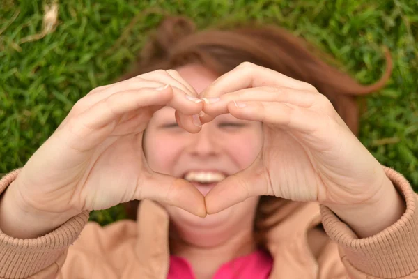 Grappige jonge vrouw in het park — Stockfoto