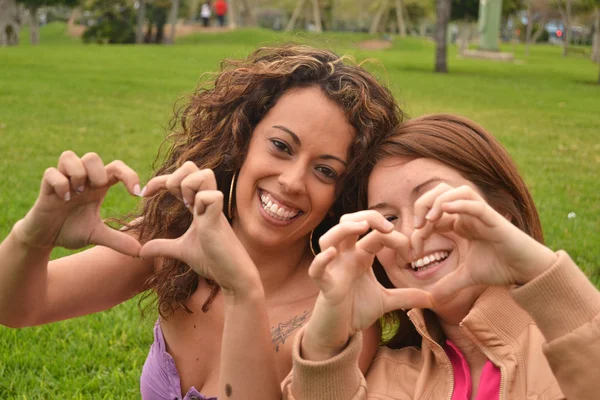 Twee jonge vrouwen plezier in park — Stockfoto