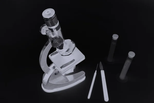 Microscope et éprouvettes — Photo