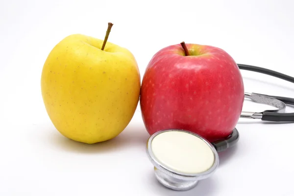 Яблоко со стетоскопом — стоковое фото