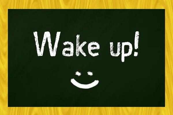 Krijtbord met de woorden "wake up" geschreven — Stockfoto