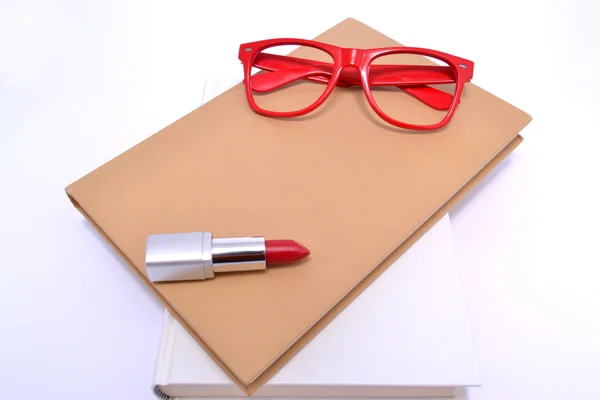Красные очки, помада и книги — стоковое фото