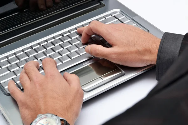 Empresário escrevendo em um computador — Fotografia de Stock