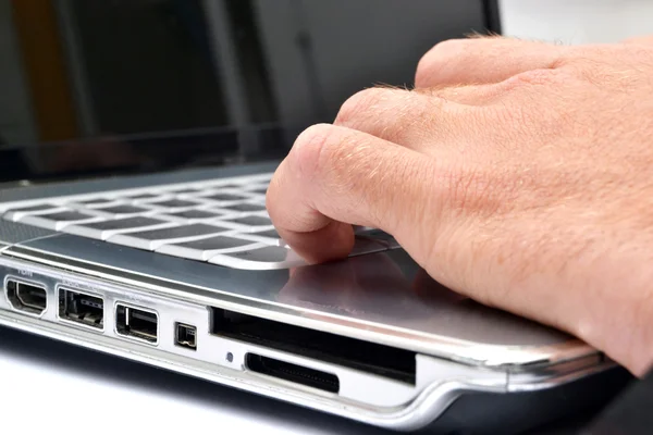 Zakenman werken met zijn computer — Stockfoto