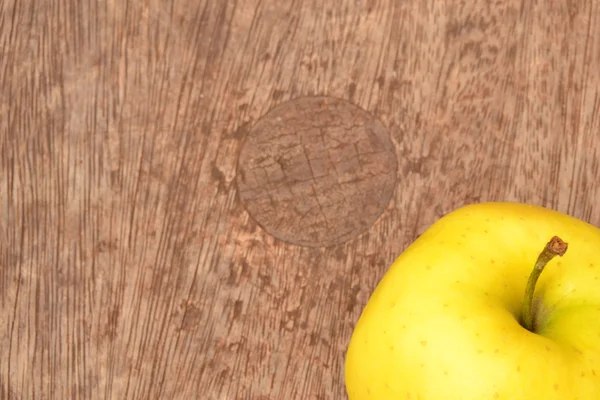 Apple pe lemn — Fotografie, imagine de stoc