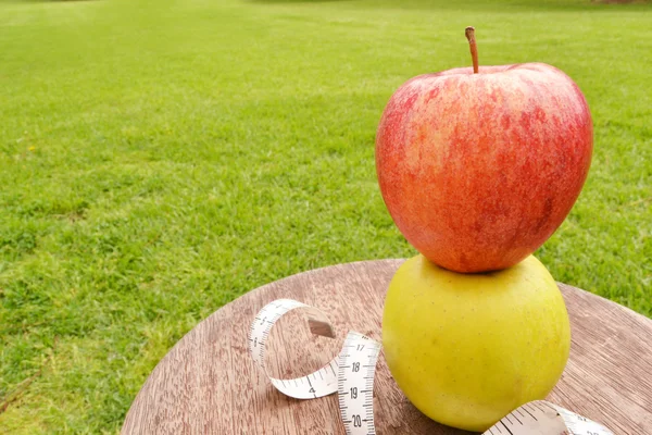 Two apples and tape measure — Stock Photo, Image