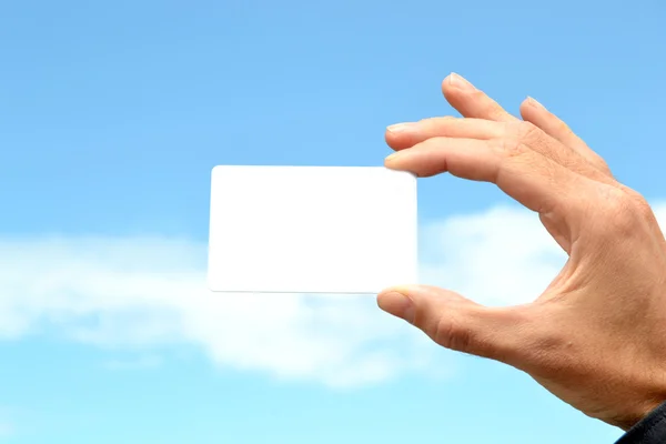 Hombre con una tarjeta blanca en la mano —  Fotos de Stock