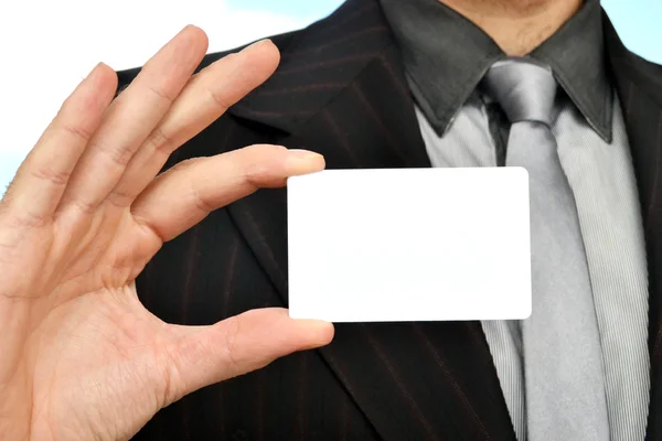 हाथ में एक सफेद कार्ड के साथ आदमी — स्टॉक फ़ोटो, इमेज