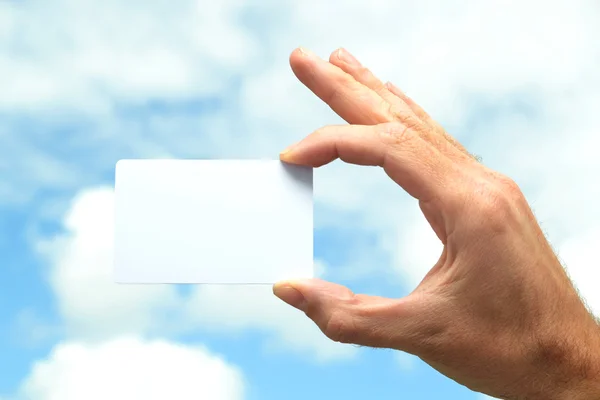 Man met een witte kaart in de hand — Stockfoto