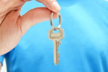 Anahtar elinde.