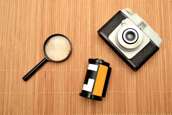 古いカメラ、カメラのフィルムと拡大鏡 — ストック写真