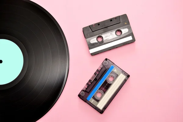 Tape cassette en vinyl record — Stockfoto