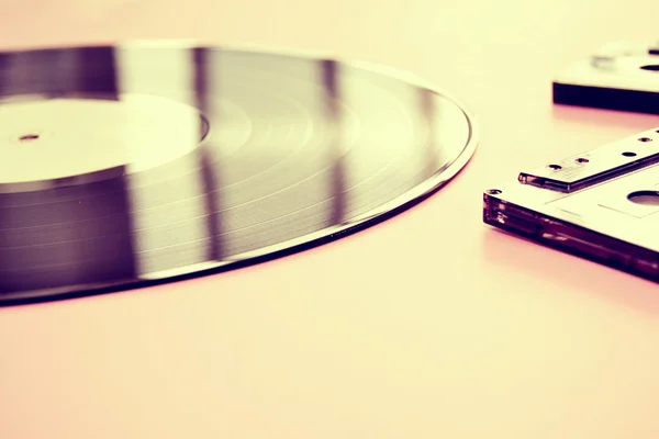 Tape kassett och vinyl record — Stockfoto