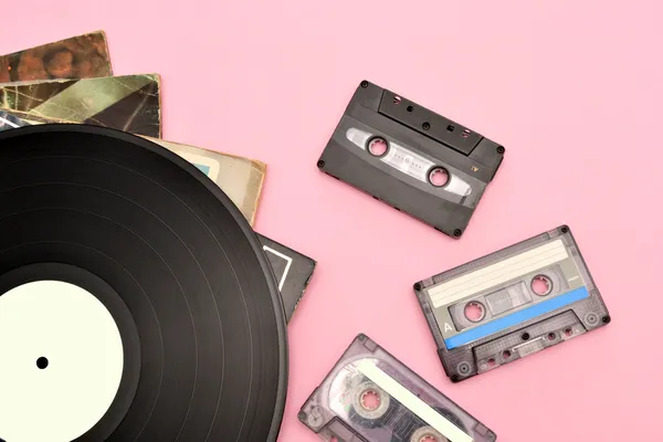 Tape cassette en vinyl record — Stockfoto