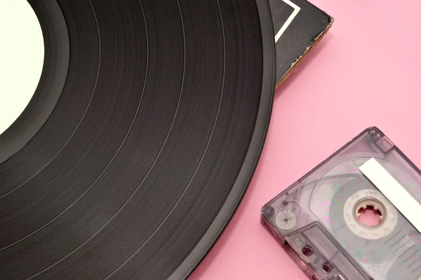 Tape cassette en vinyl record — Stockfoto