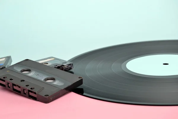 Cinta de casete y disco de vinilo — Foto de Stock