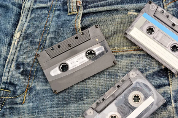 Jeans e fita cassete fundo — Fotografia de Stock