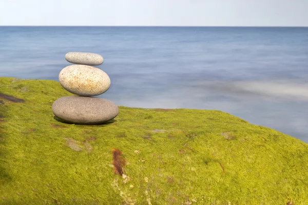 Zen stones s pozadím moře — Stock fotografie