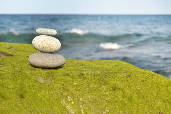 Zen-Steine mit Meereshintergrund — Stockfoto