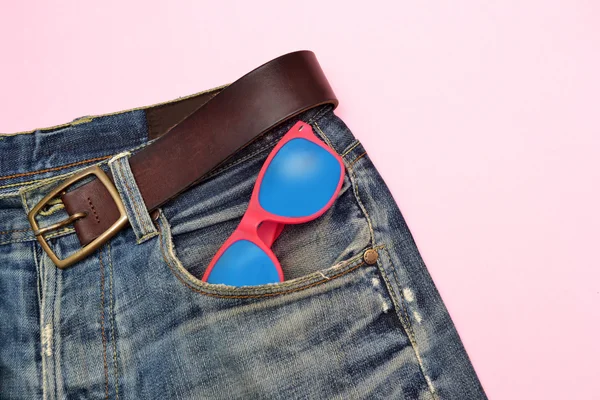 Calça jeans e óculos — Fotografia de Stock