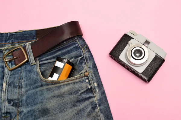 Dżinsy i stary aparat fotograficzny — Zdjęcie stockowe