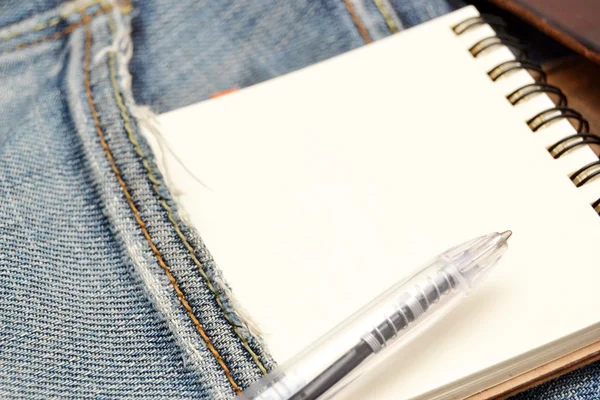 Jeans, caderno e caneta — Fotografia de Stock