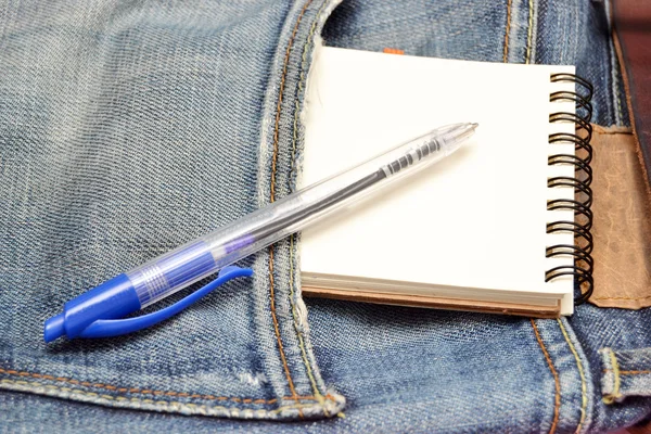 Jeans, notebook en pen — Stockfoto