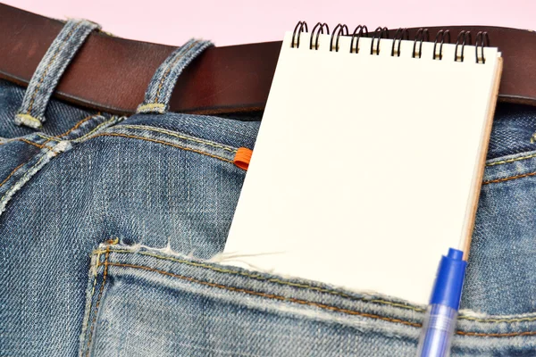 Jeans, caderno e caneta — Fotografia de Stock