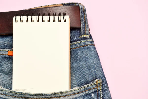 Caderno e jeans — Fotografia de Stock