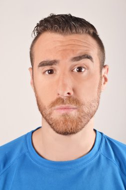 güvensizlik yüzü olan adam