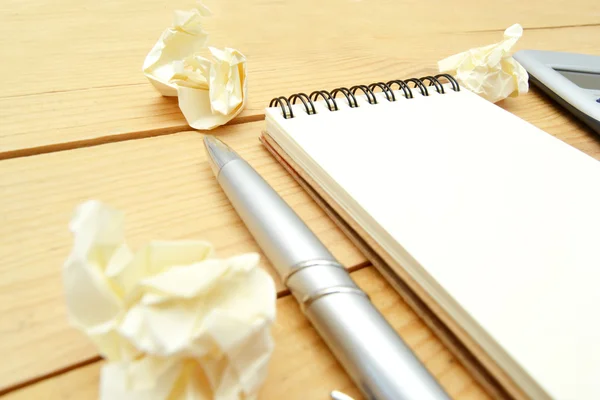 Cuaderno y pluma — Foto de Stock
