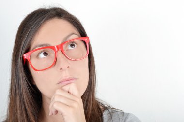 Genç kadın düşünüyor.