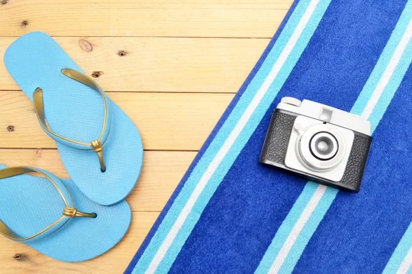 Ahşap üzerine havlu ve plaj terlikleri — Stok fotoğraf