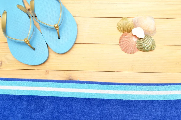 Ahşap üzerine havlu ve plaj terlikleri — Stok fotoğraf