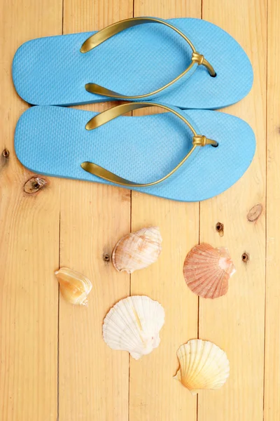Chinelos de praia e conchas em madeira — Fotografia de Stock