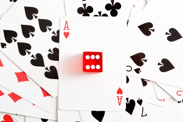 Tarjetas de poker con dados rojos —  Fotos de Stock