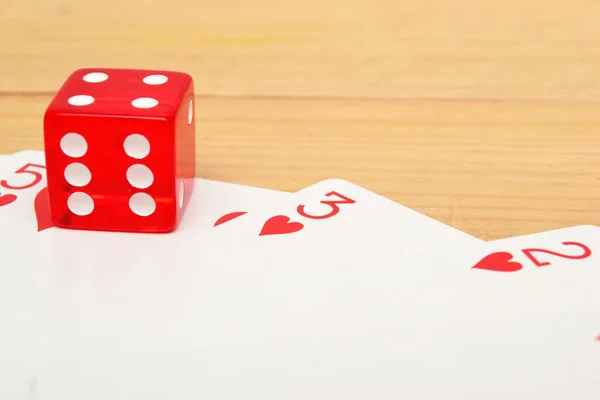 Kırmızı dice Poker kartları — Stok fotoğraf