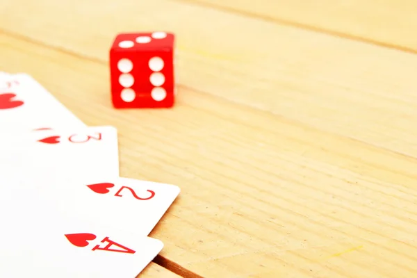 Poker kort med röda tärningar — Stockfoto