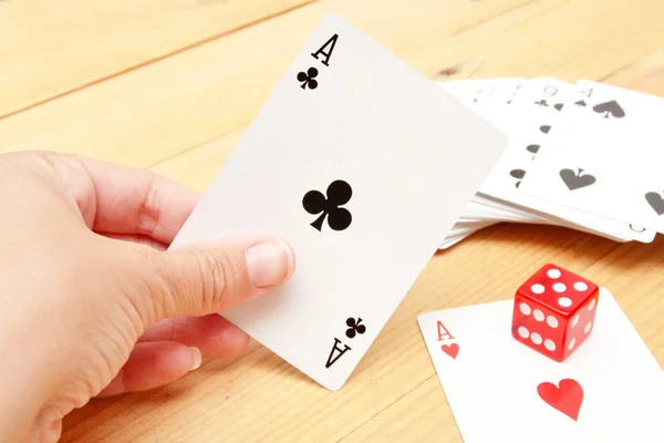 Pokerkaarten met rode dobbelstenen — Stockfoto