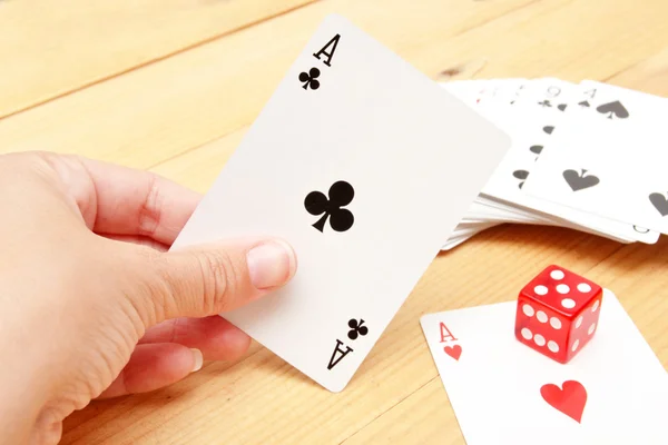 Tarjetas de poker con dados rojos — Foto de Stock