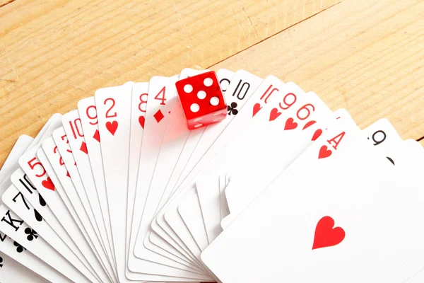 Cartões de poker com dados vermelhos — Fotografia de Stock