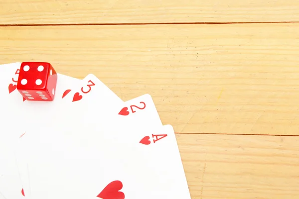 Pokerkarten mit roten Würfeln — Stockfoto