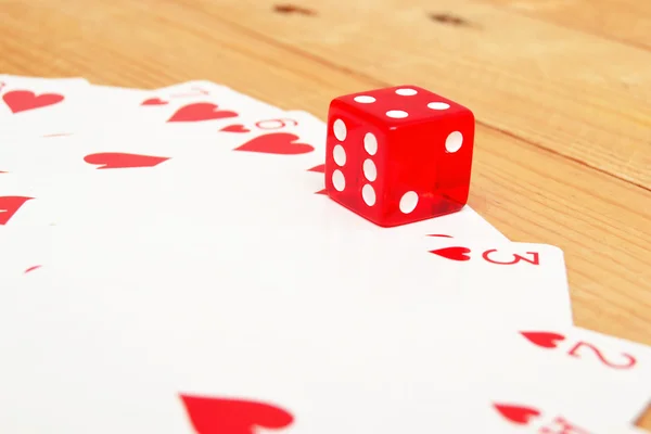 Tarjetas de poker con dados rojos — Foto de Stock