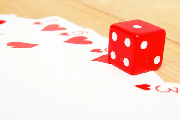 Tarjetas de poker con dados rojos — Foto de Stock