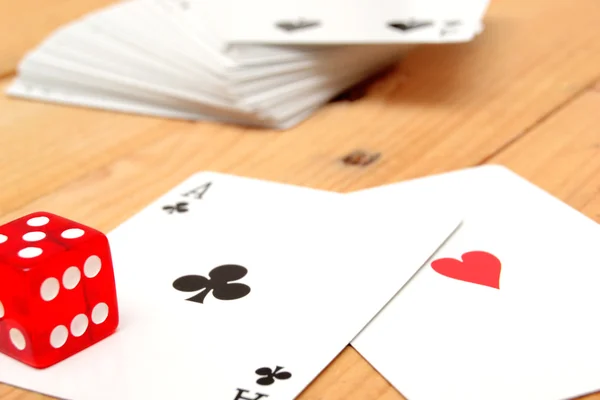 Cartões de poker com dados vermelhos — Fotografia de Stock