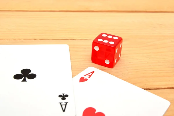 Tarjetas de poker y dados rojos — Foto de Stock