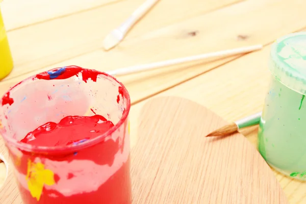 Paleta de pintor com tintas coloridas — Fotografia de Stock