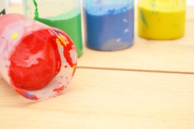 ressamın paletini renkli boya ile