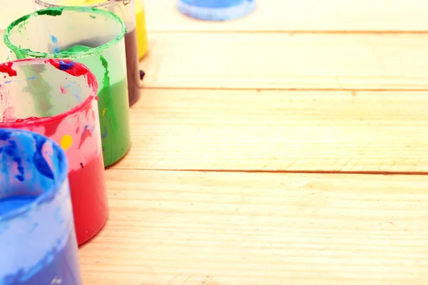 Paleta de pintor com tintas coloridas — Fotografia de Stock